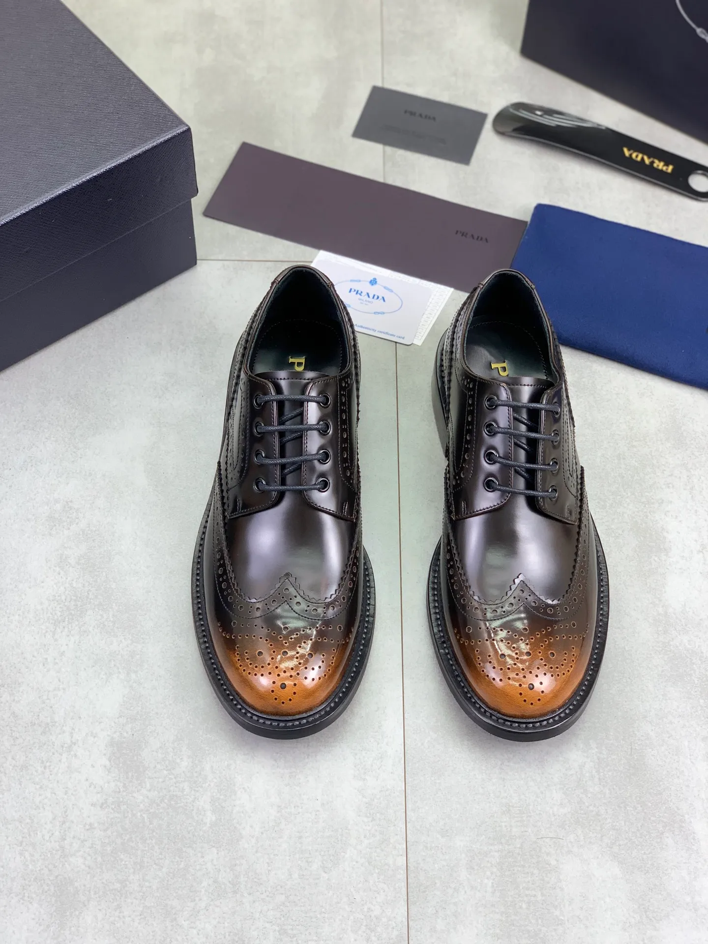Factory price P980 💰 (genuine leather outsole series) original quality, top version 🔱 ＰＲＡＤＡPrada. Men's business casual leather shoes, top quality cow leather. 1:1 shipment⬆️Luxurious and noble👞All imported original color-changed cowhide, just to create a more comfortable wearing experience. Upper: Original comfortable selected high-end color-changed calfskin➕Top imported water-dyed full cow lining, original lightweight and comfortable high-grade genuine leather outsole✔️Code number: 39-44 (38 45 46 47 can be customized)